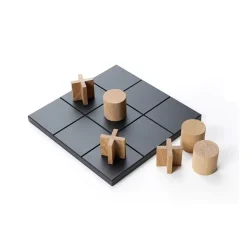 Play spel, Svart-spelpjäser i vitoljad ek